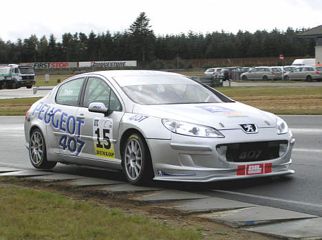 Edman stiller op i Peugeots 407 - Her med Kurt Thiim ved styrepinden